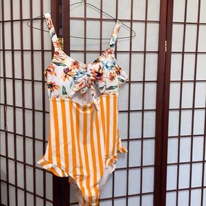 CUPSHE MULTICOLORED SWIMSUIT Size L